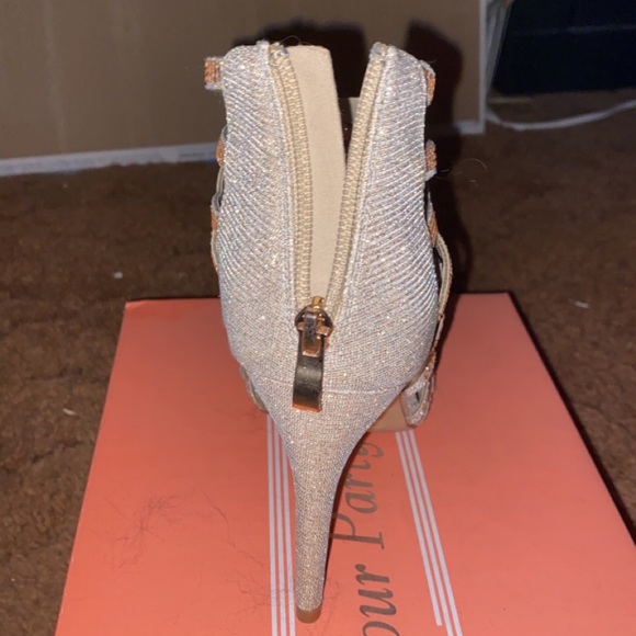 NIB heels - Picture 2 of 4